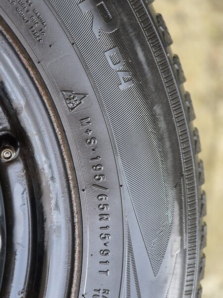 Vand set complet roti Iarna Anvelope NOKIAN (195/65 R15) + Jante Otel